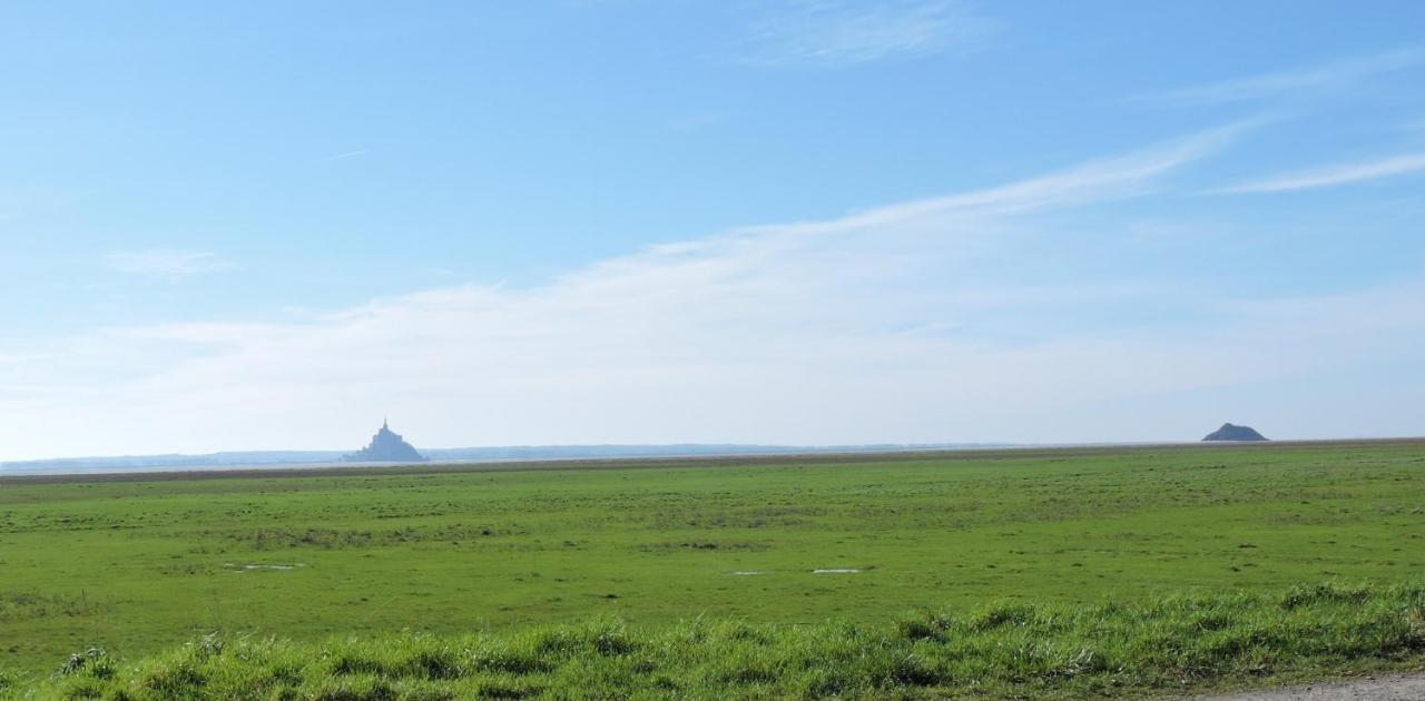 Gite De Charme "La Maison Saint-Leonard" Avec Piscine, Spa, Vue Sur Le Mont Saint-Michel Vains Exteriör bild