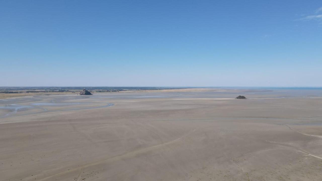 Gite De Charme "La Maison Saint-Leonard" Avec Piscine, Spa, Vue Sur Le Mont Saint-Michel Vains Exteriör bild